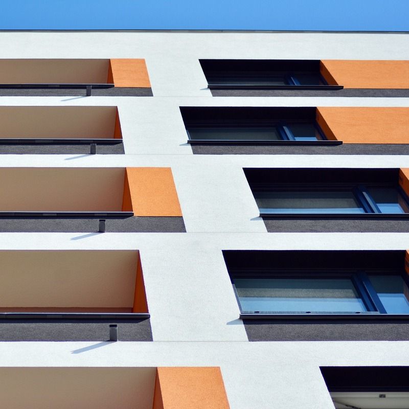 edificio de pisos con fachada beige